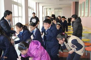 安全教育演练模拟火灾逃生 