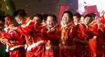 乘着诗歌的翅膀 在爱中翱翔