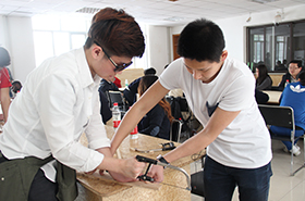 北京市新英才学校外国学生木艺制作纪实