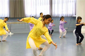 艺满英才，四季芬芳