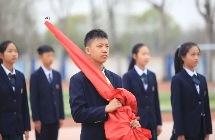 紧偎书香，汩汩相随